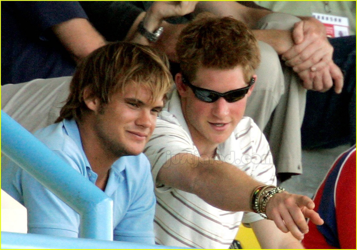 Prince Harry's Public Royal Kiss Photo 94511 Chelsy Davy, Kissing