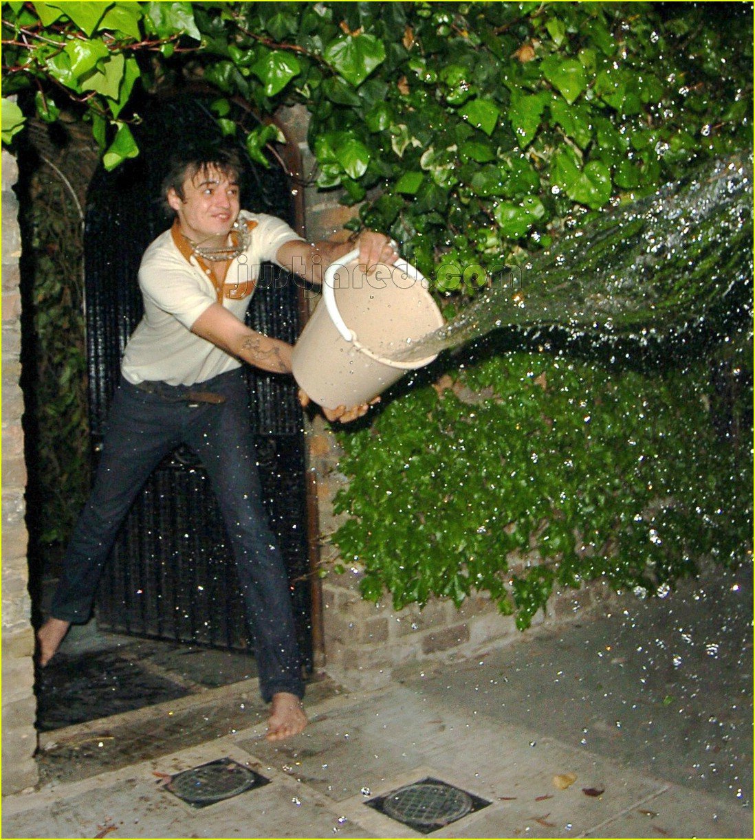 Pete Doherty Makes a Splash With Photogs Photo 126691 Pete Doherty