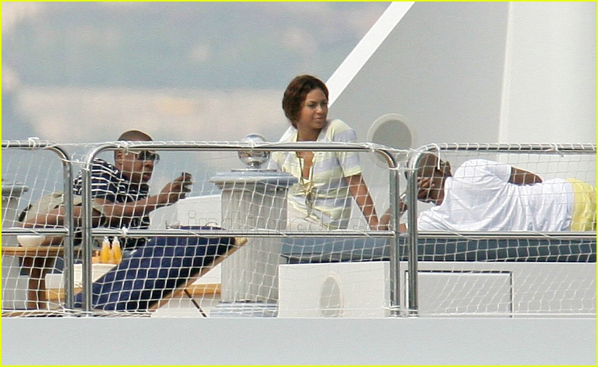 Beyonce Hits the High Seas, JayZ Goes Shirtless Photo 436131