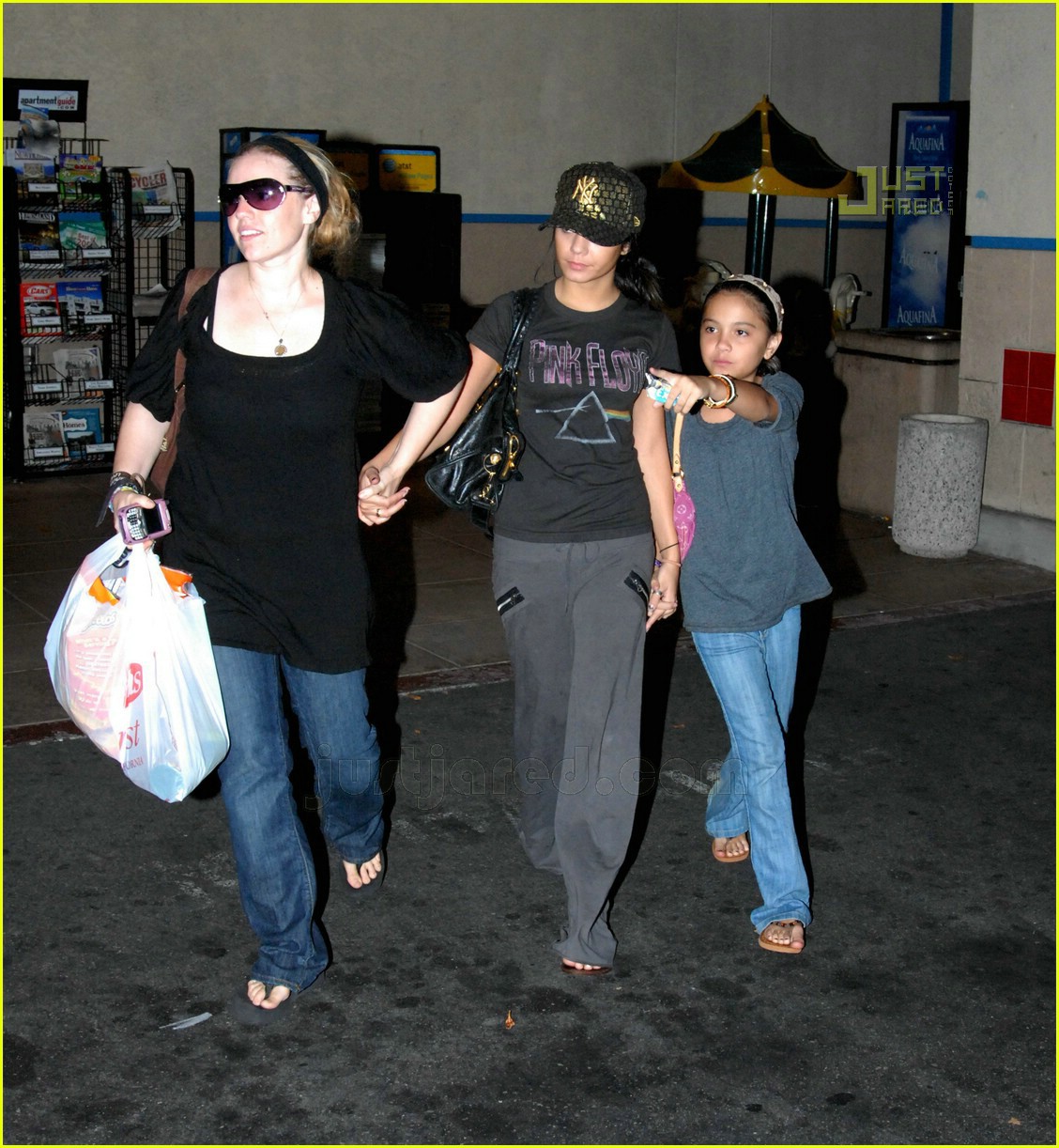Vanessa Hudgens: Sister Sister Movie Night!: Photo 585701 | Stella