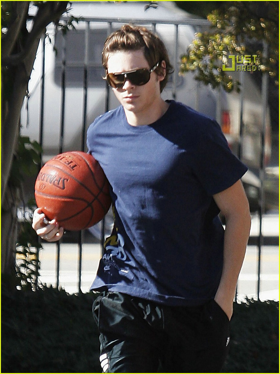 Zac Efron is a Basketball Balla Photo 727481 Zac Efron Pictures