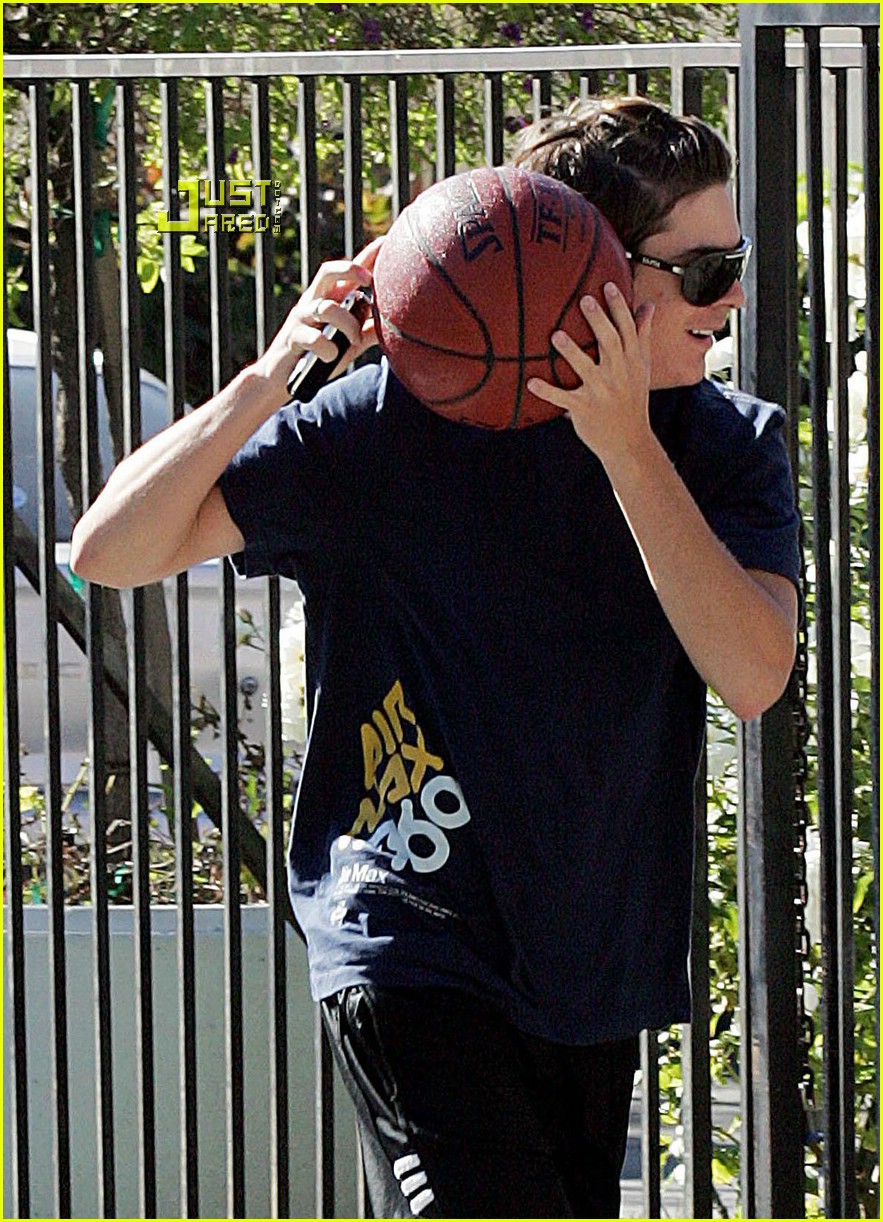 Zac Efron is a Basketball Balla Photo 727581 Zac Efron Pictures
