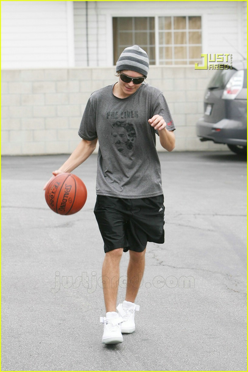 Zac Efron is a Basketball Playa Photo 719091 Zac Efron Pictures