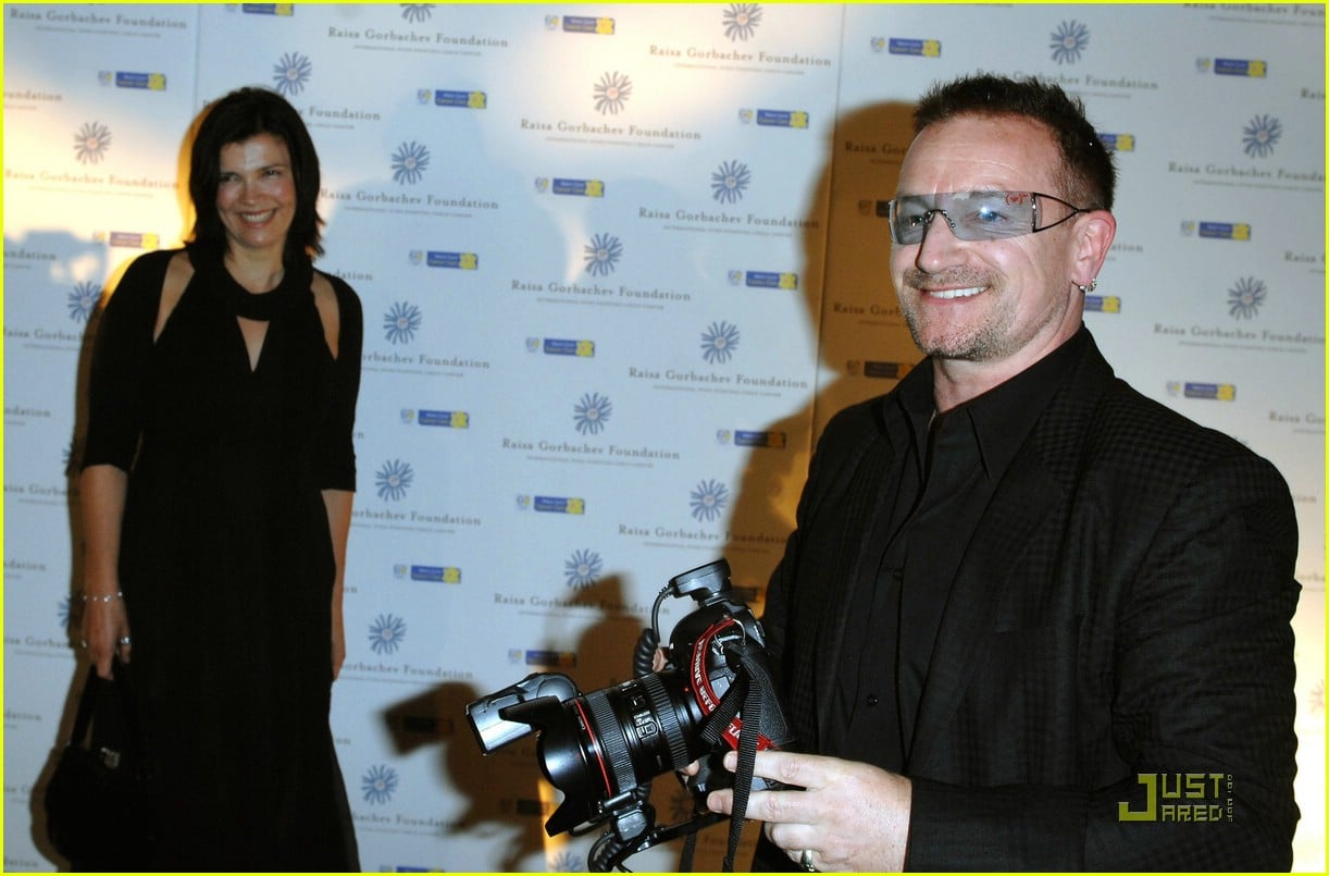 Bono Puts On His Platform Shoes Photo 1190041 Ali Bono Puts On His Platform Shoes Photo 1190041 Ali