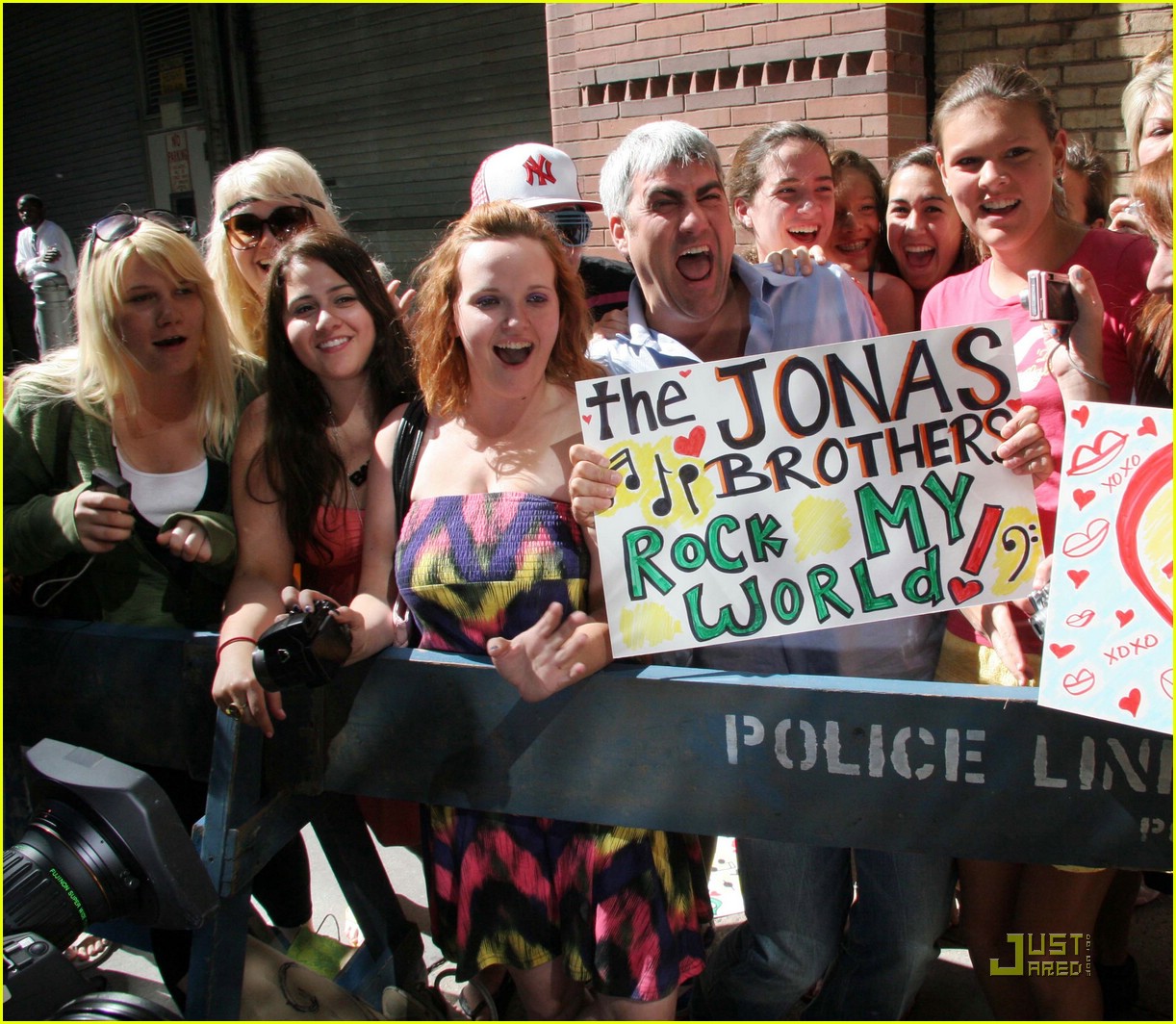 Taylor Hicks is The Jonas Brothers' Biggest Fan Photo 1198271 Jonas