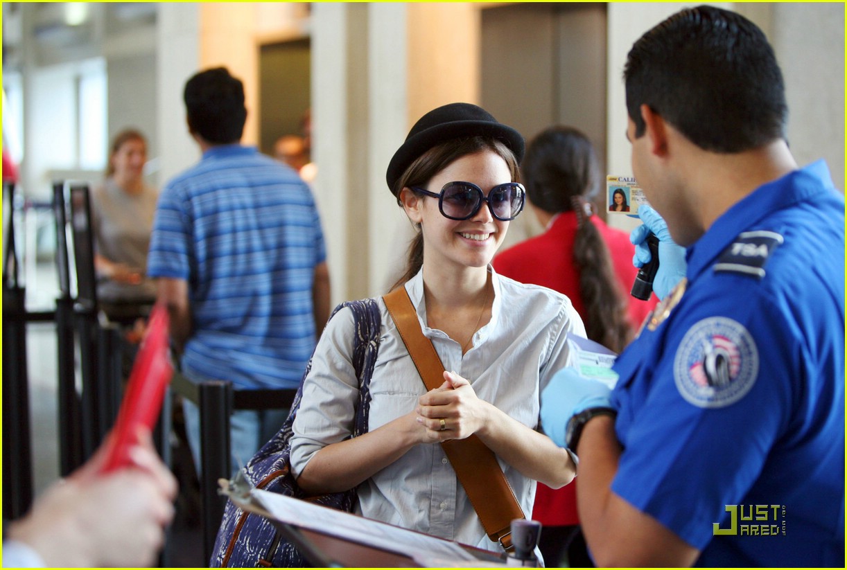 Rachel Bilson Is Waiting At The Airport: Photo 1446721 | Rachel Bilson