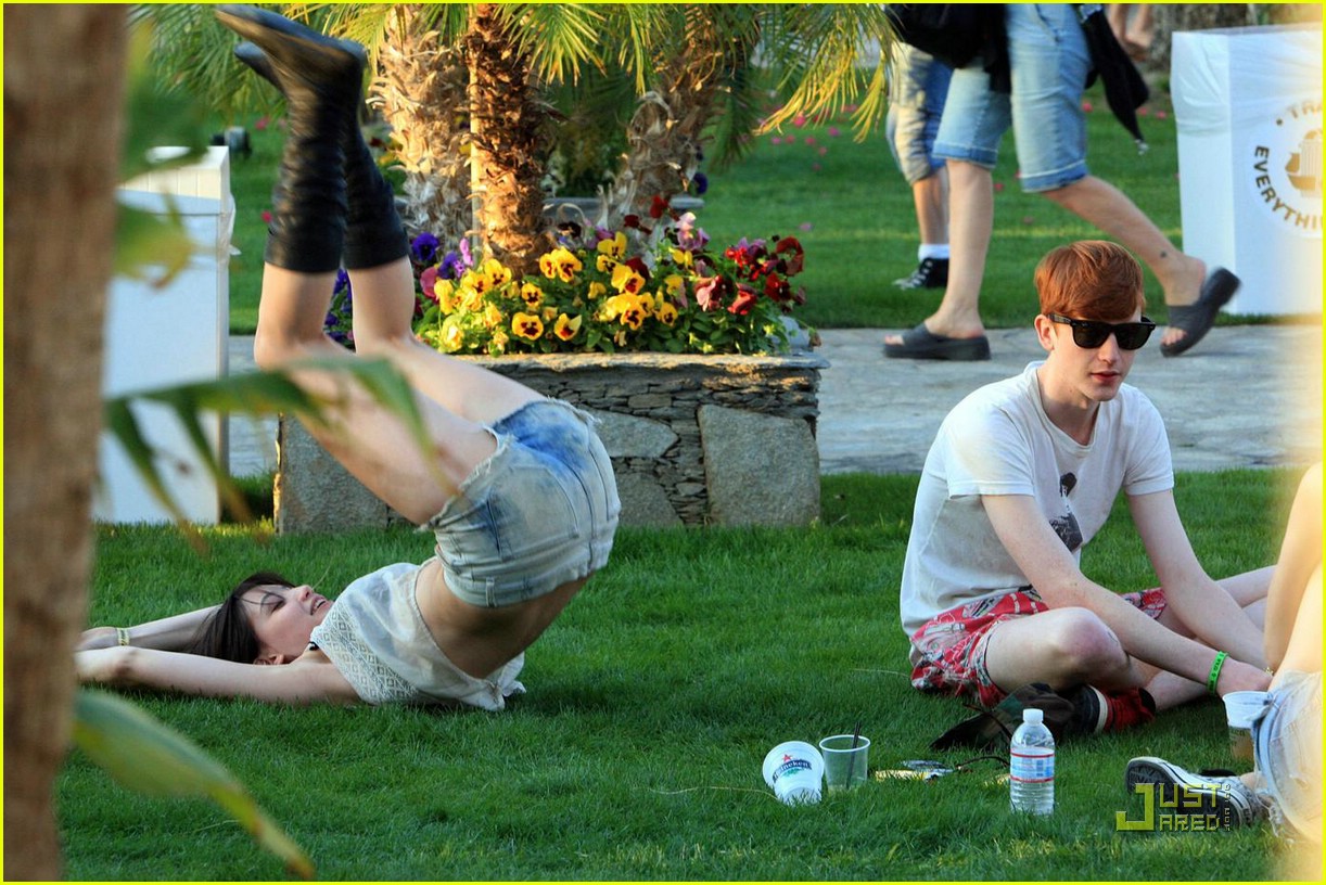 Daisy Lowe & Will Cameron Coachella Kiss Photo 1862411 Daisy Lowe, Will Cameron Pictures