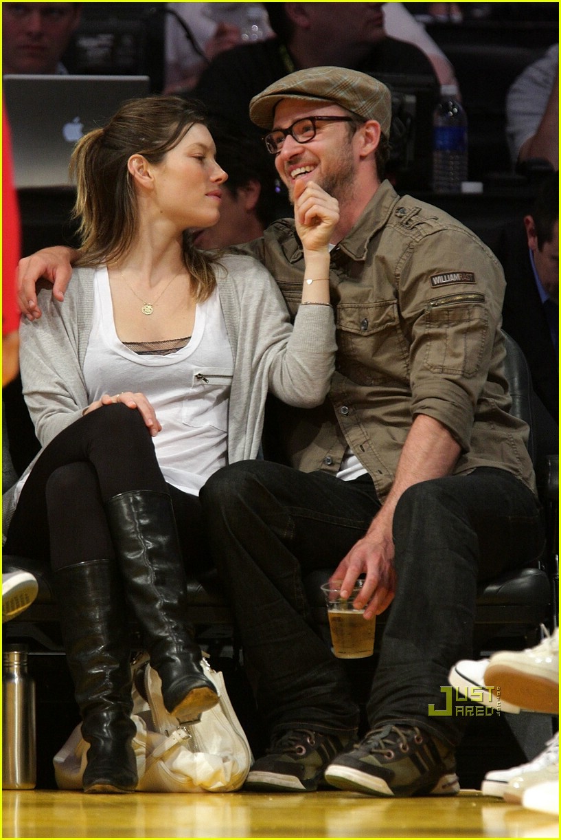 Jessica Biel and Justin Timberlake kiss on film set 