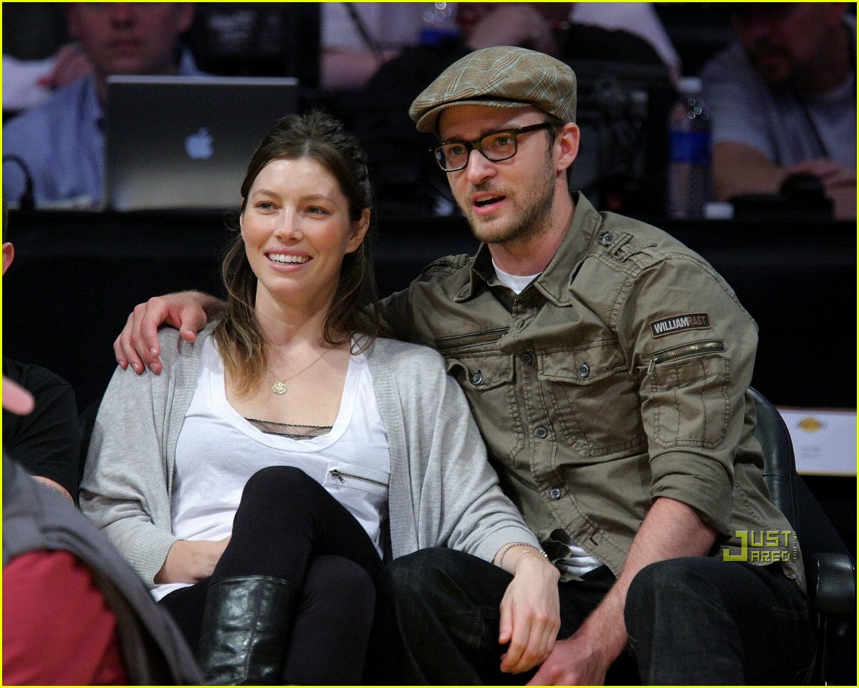 Justin Timberlake and Jessica Biel share courtside kisses 