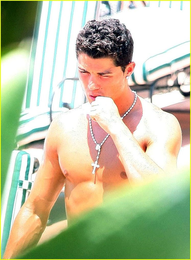 Trending Photo de Cristiano Ronaldo : Scorching hot! A 