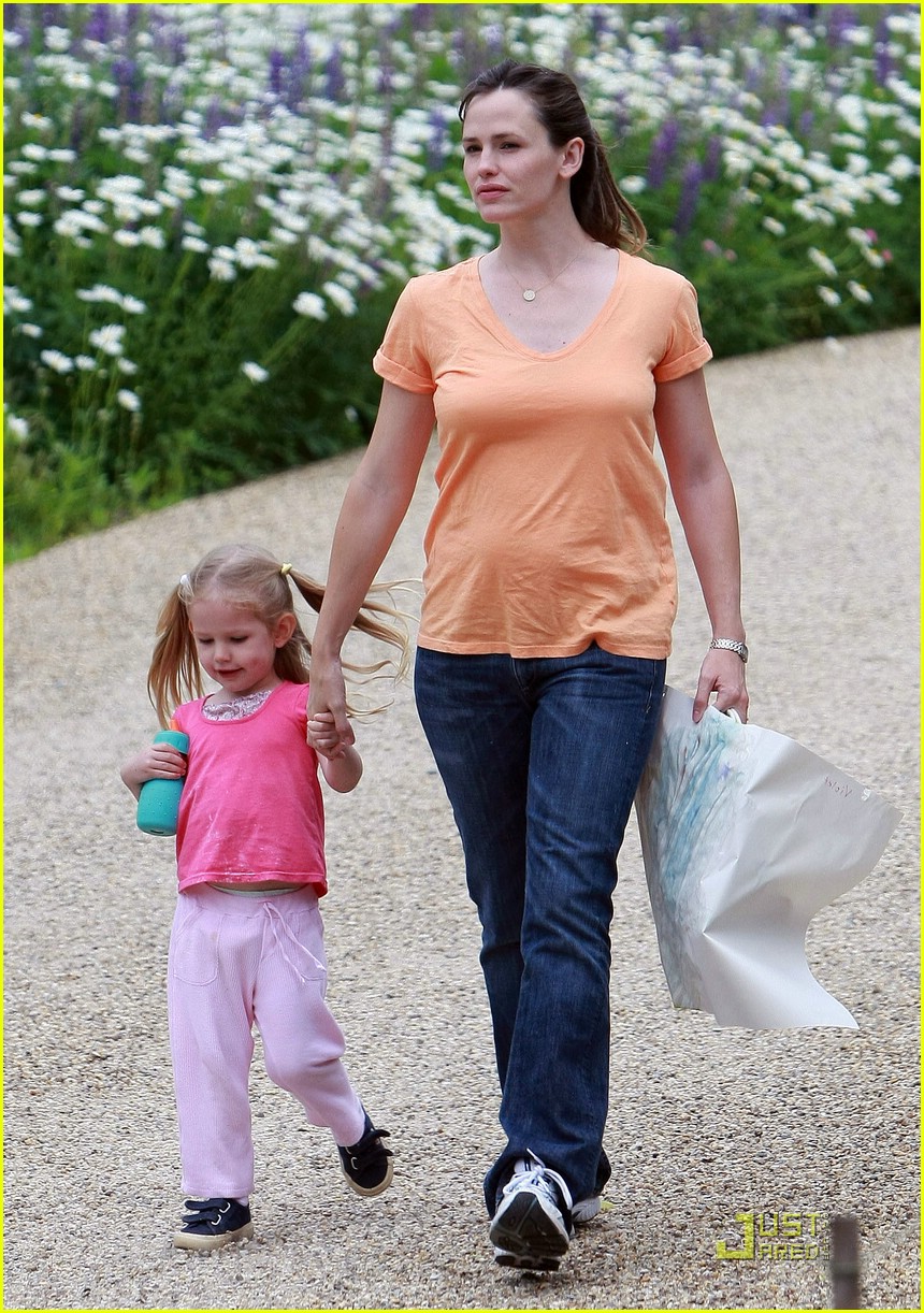 Violet Affleck is Painting Pretty: Photo 1970601 | Ben Affleck