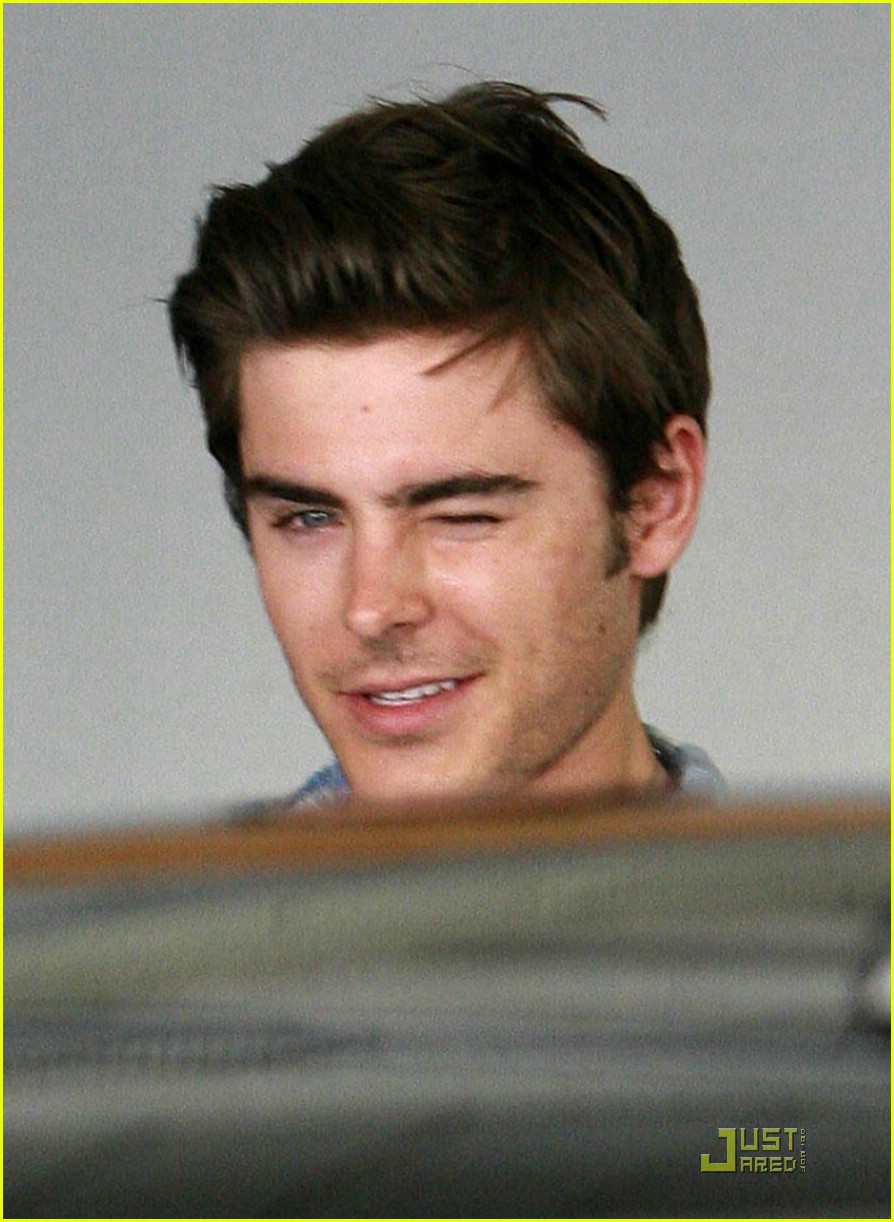 Zac Efron Gets A Haircut Photo 2027511 Zac Efron Pictures