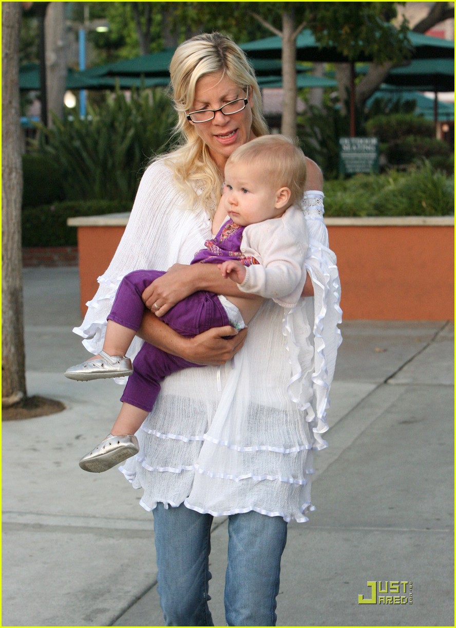 Tori Spelling and Dean McDermott enjoy dinner with their children at Tra Di