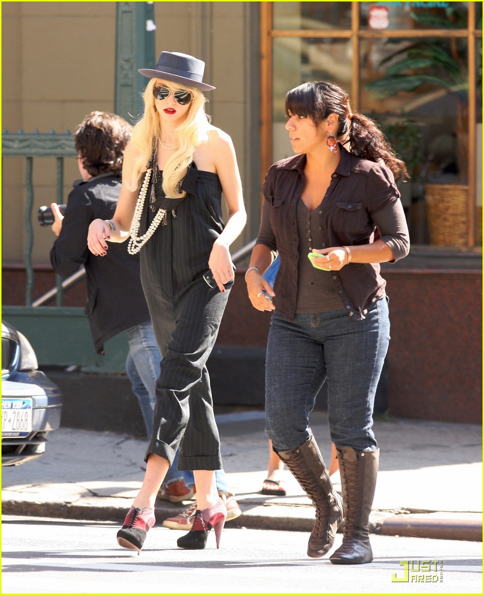 Leighton Meester & Ed Westwick Prepare On-Screen Chemistry: Photo