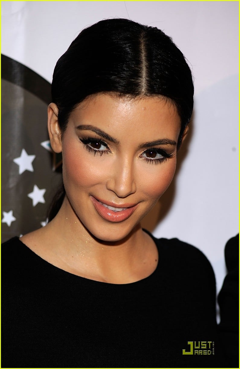 Kim Kardashian: Famous Cupcakes Grand Opening!: Photo 2273342 | Khloe
