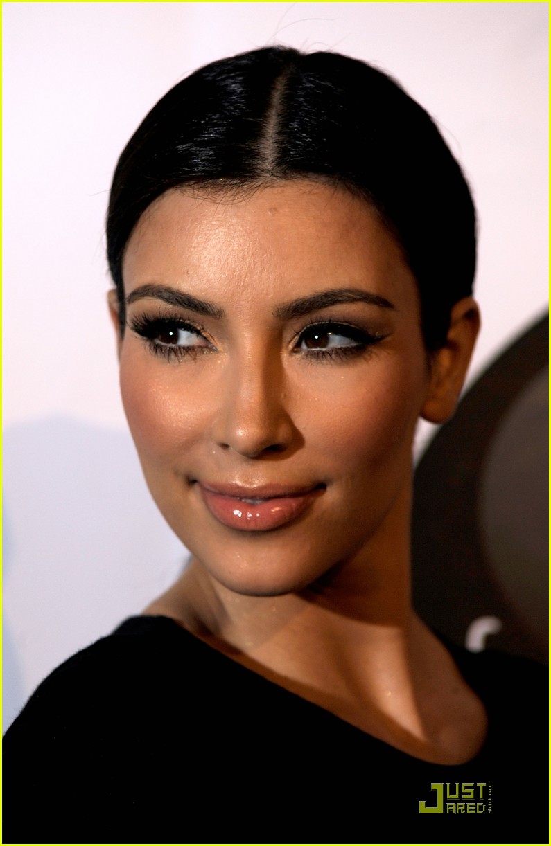 Kim Kardashian: Famous Cupcakes Grand Opening!: Photo 2273472 | Khloe