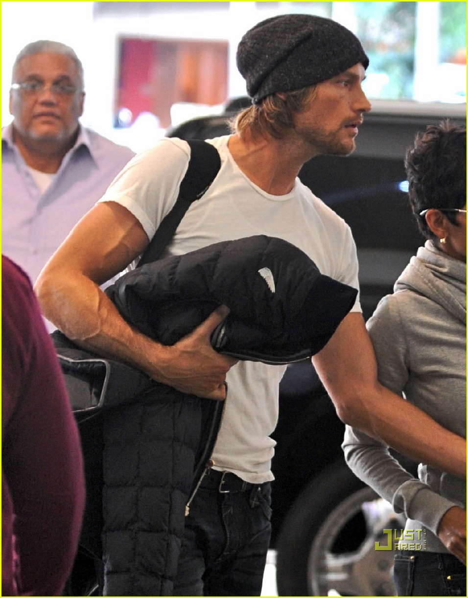 Halle Berry & Gabriel Aubry: Flight of the Holidays: Photo 2403442