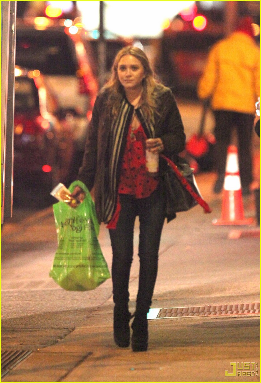 Mary-Kate Olsen & Mom Go Shopping Together: Photo 2402004 | Mary-Kate