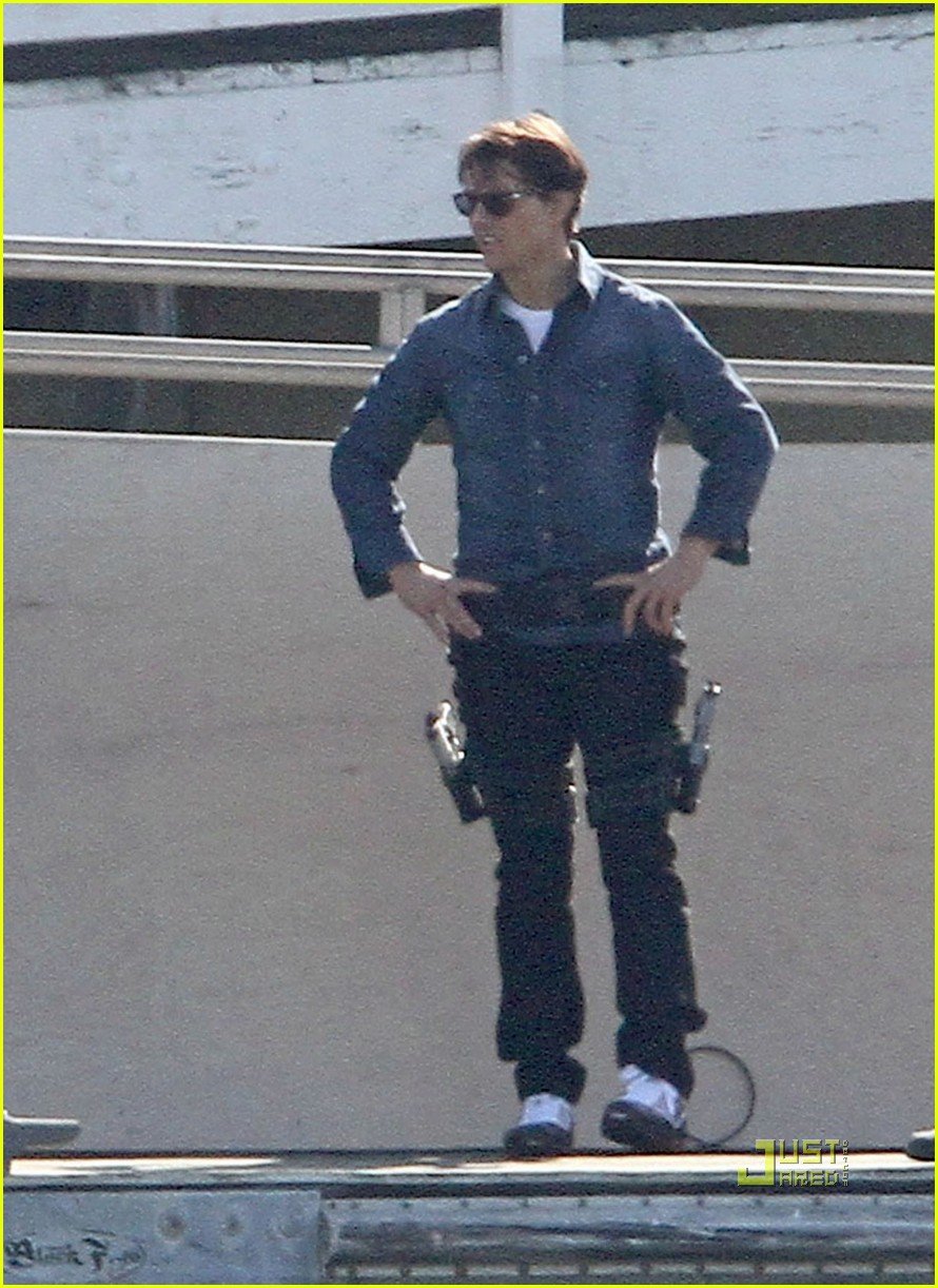 Tom Cruise Works Up A Sweat on the 'Knight and Day' Set Photo 2411998