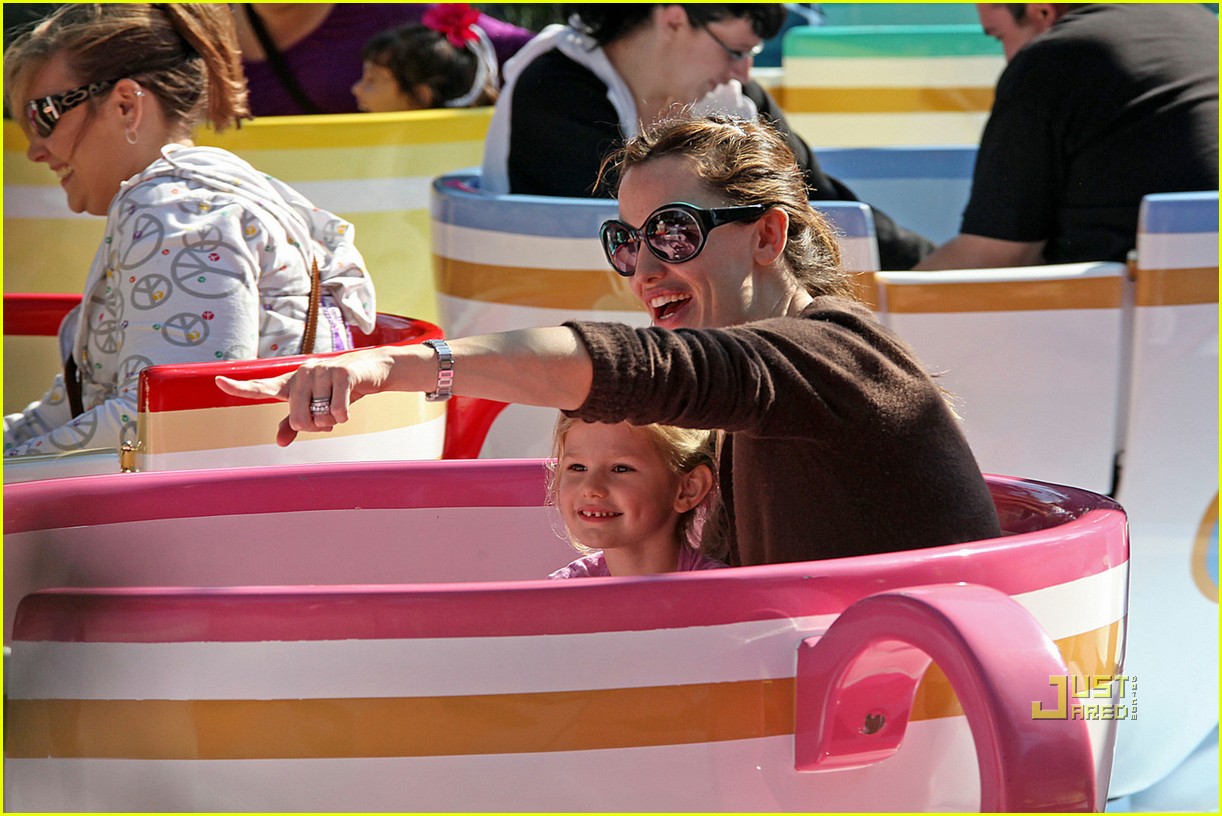 Jennifer Garner & Violet Affleck: We're Going to Disneyland!: Photo