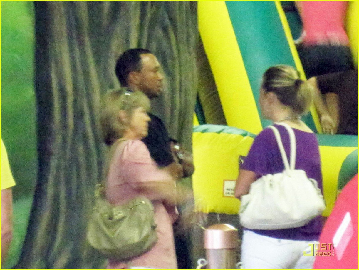 Tiger Woods & Elin Nordegren: Together For Daughter&rsquo;s Party: Photo