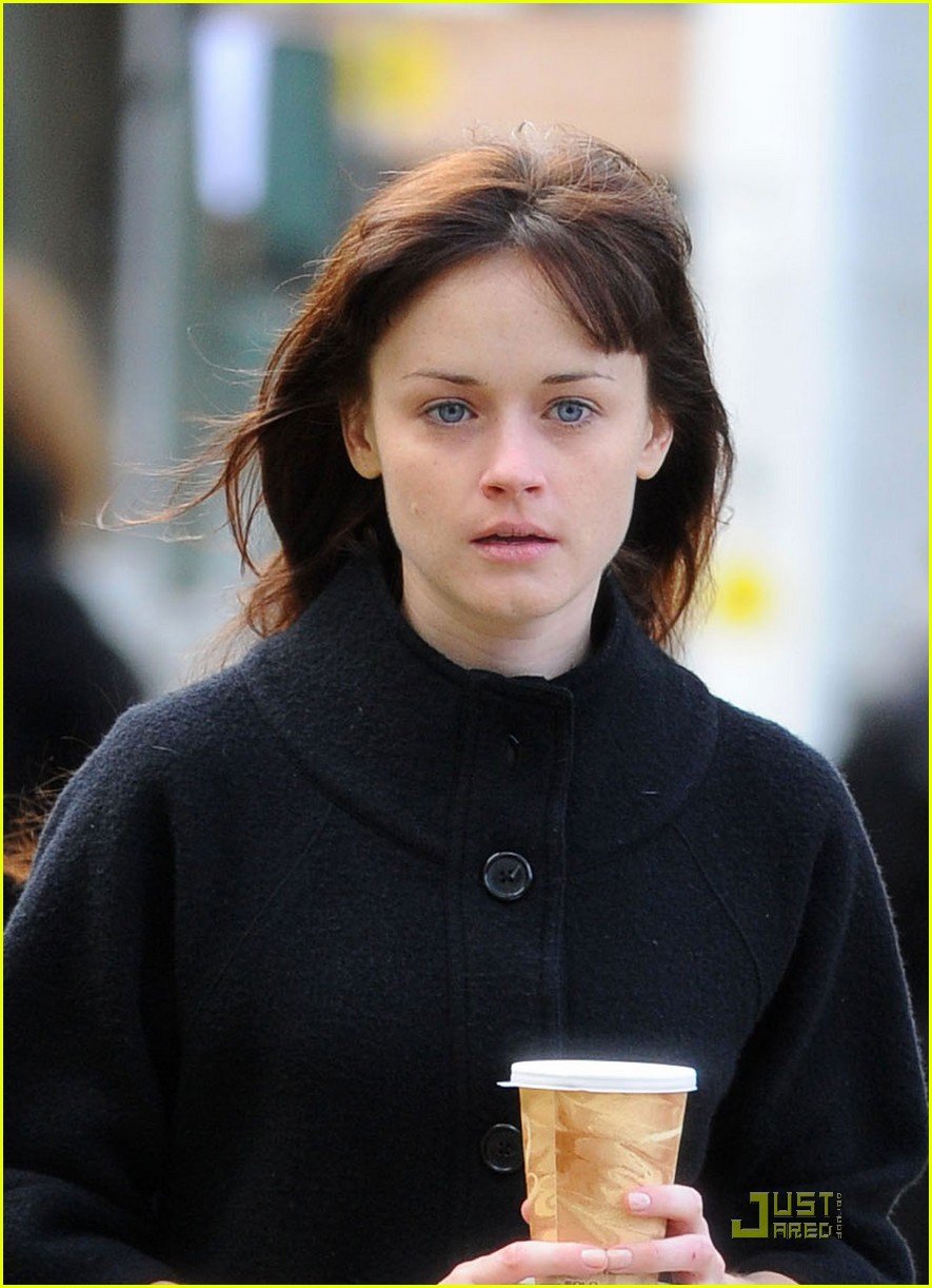 Alexis Bledel Has A Curly Hair Day Photo 2489499 Alexis Bledel Pictures Just Jared