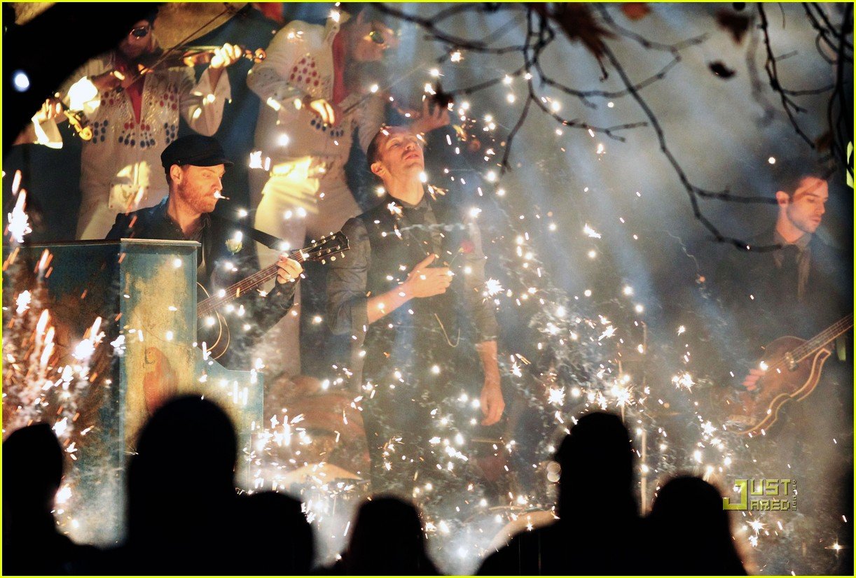 Coldplay Christmas Lights Video Preview Photo 2498753 Chris Martin Coldplay Pictures Just Jared