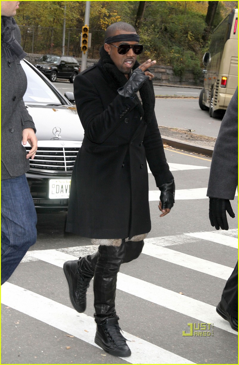 Kanye West Gets 'Lost' During Thanksgiving Day Parade Photo 2498588