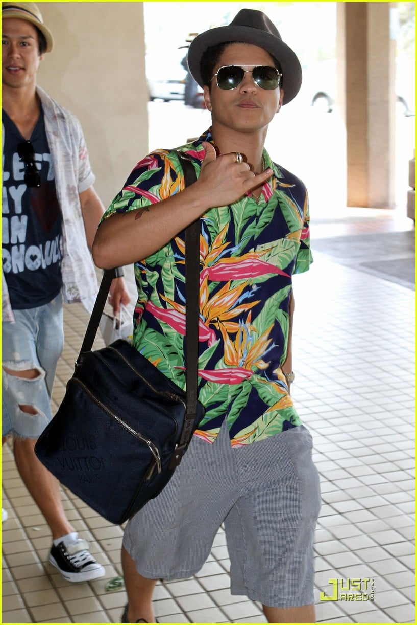 Bruno Mars Aloha Hawaii! Photo 2505612 Bruno Mars Pictures Just Jared