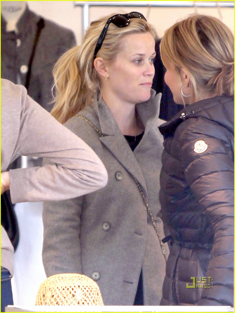 Reese Witherspoon: Brentwood Country Mart Visit!: Photo 2529840 | Reese