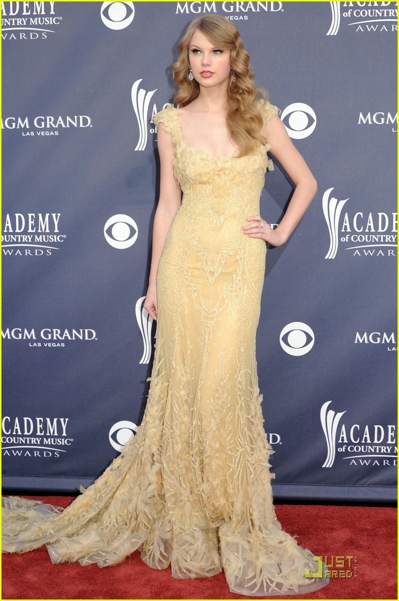 Taylor Swift: ACM Awards 2011 Red Carpet: Photo 2533118 