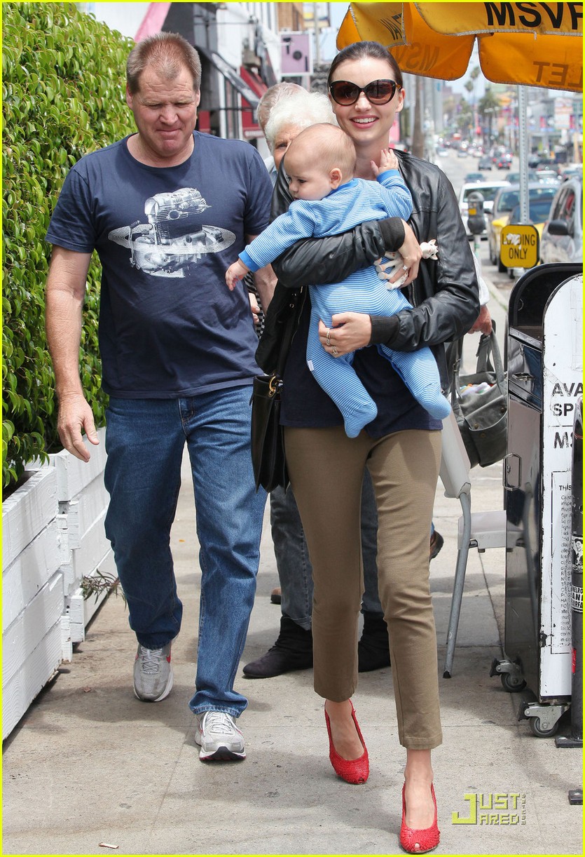 Miranda Kerr: Family Lunch with Flynn!: Photo 2549462 | Celebrity