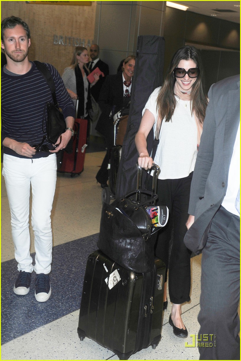 Anne Hathaway & Adam Shulman New York Landing Photo 2564345 Adam