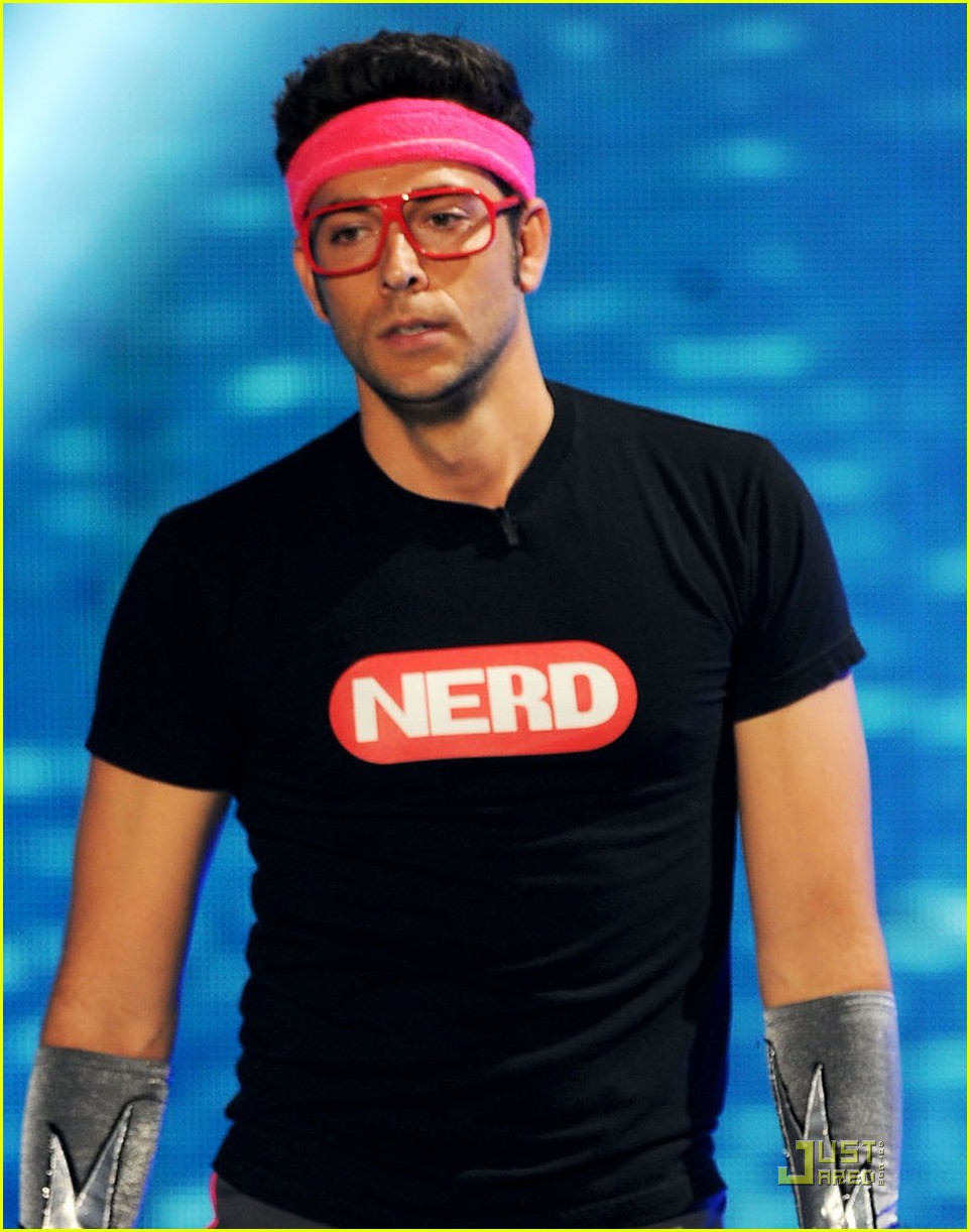 Zachary Levi Short Shorts at the Teen Choice Awards! Photo 2568009