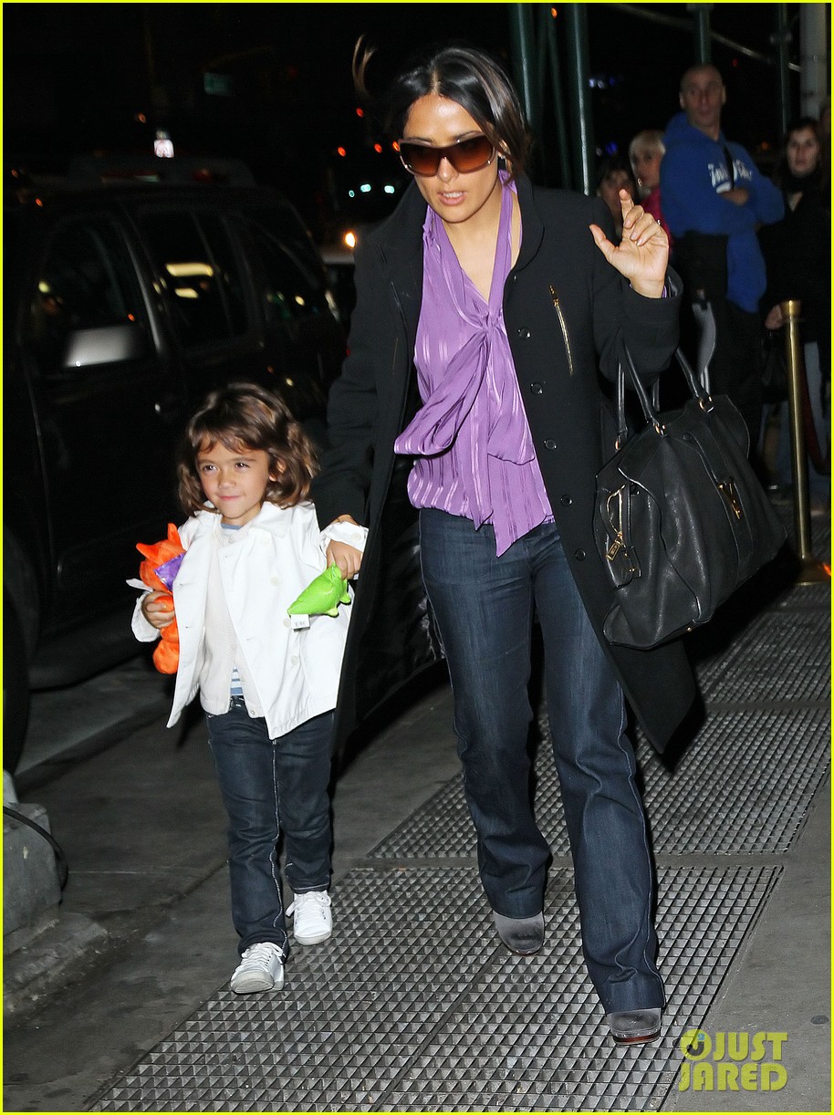 Salma Hayek: Jekyll & Hyde Dinner with the Family!: Photo 2594659