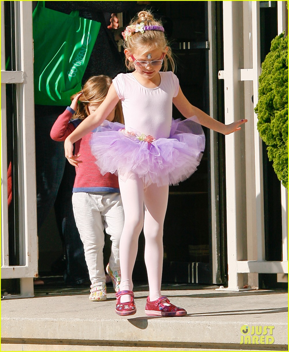 Jennifer Garner Leaves Ballet Class with the Girls Photo