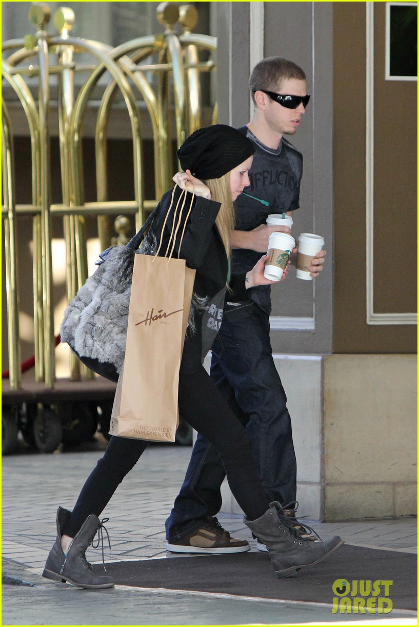 Avril Lavigne Four Seasons Hotel with Brother Matthew! Photo 2621208