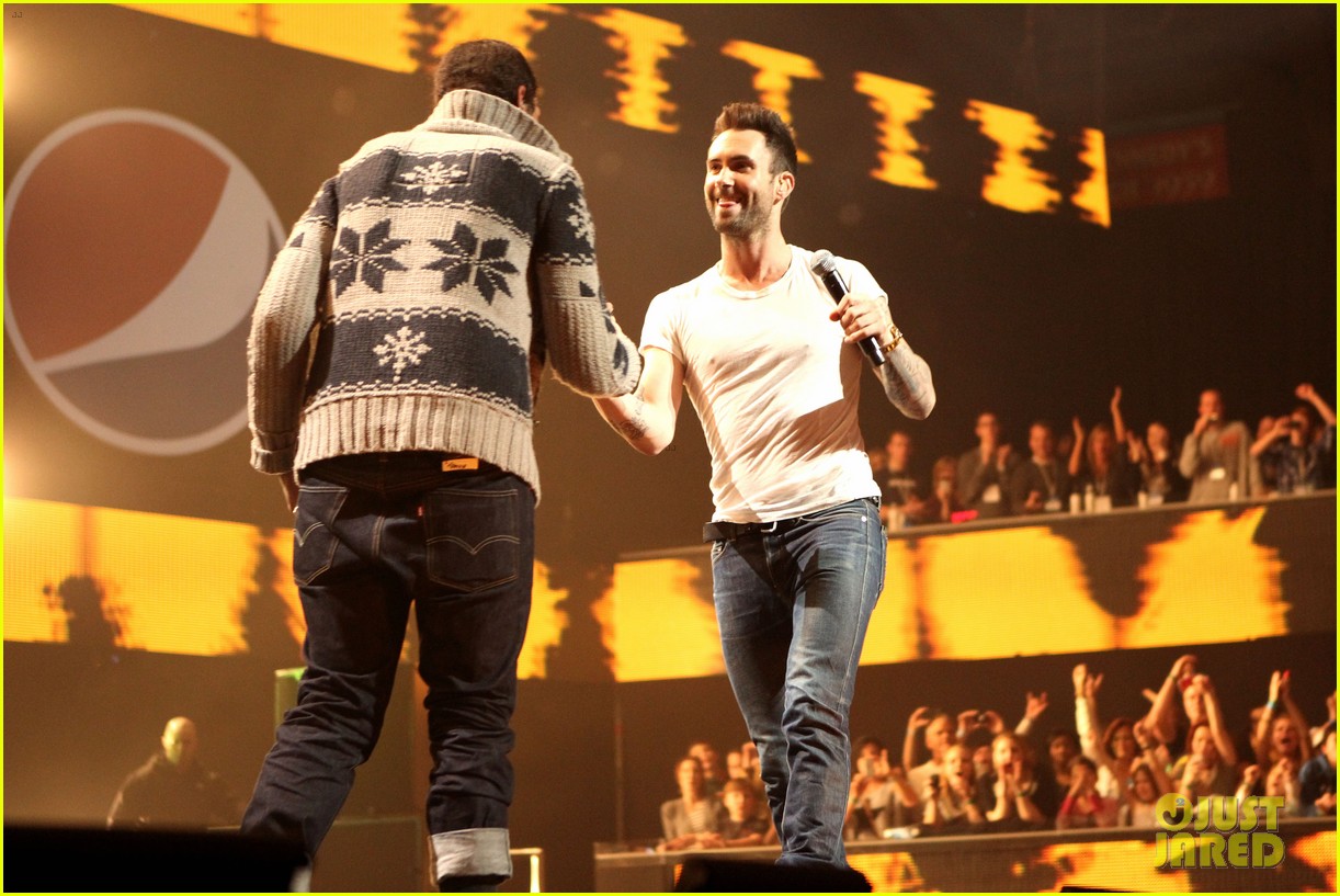 Adam Levine Super Bowl Fan Jam With Gym Class Heroes Photo 2624861 Adam Levine Gym Class Heroes Travie Mccoy Pictures Just Jared
