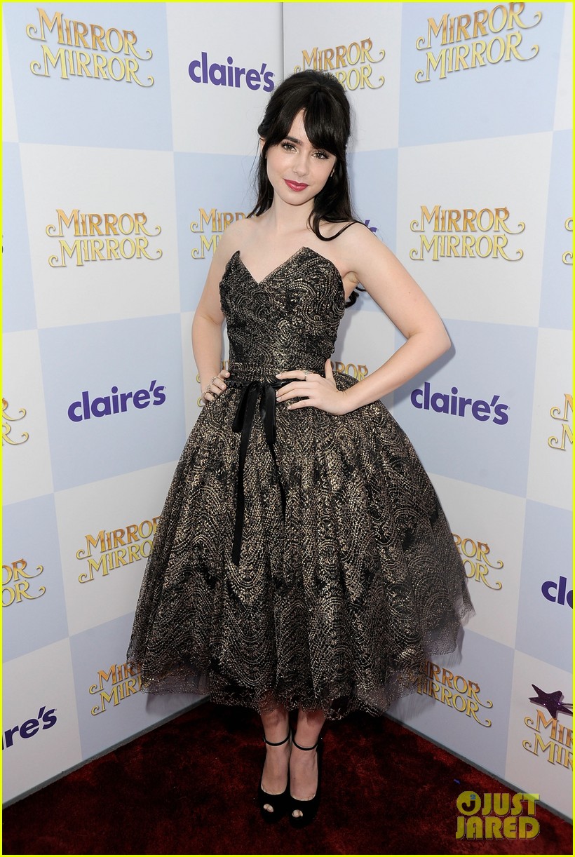 Lily Collins 'Mirror Mirror' Premiere With Julia Roberts! Photo