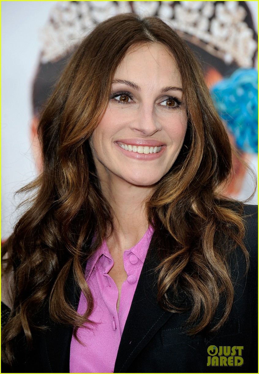 Lily Collins 'Mirror Mirror' Premiere With Julia Roberts! Photo