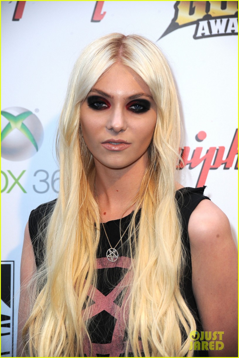 Full Sized Photo of taylor momsen revolver golden gods awards 05
