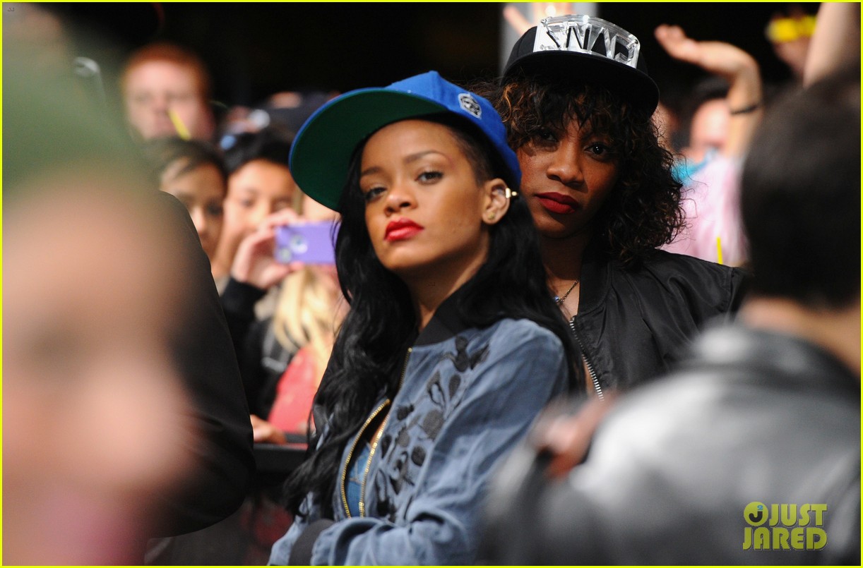 Rihanna: 'Saturday Night Live' Musical Guest on May 5!