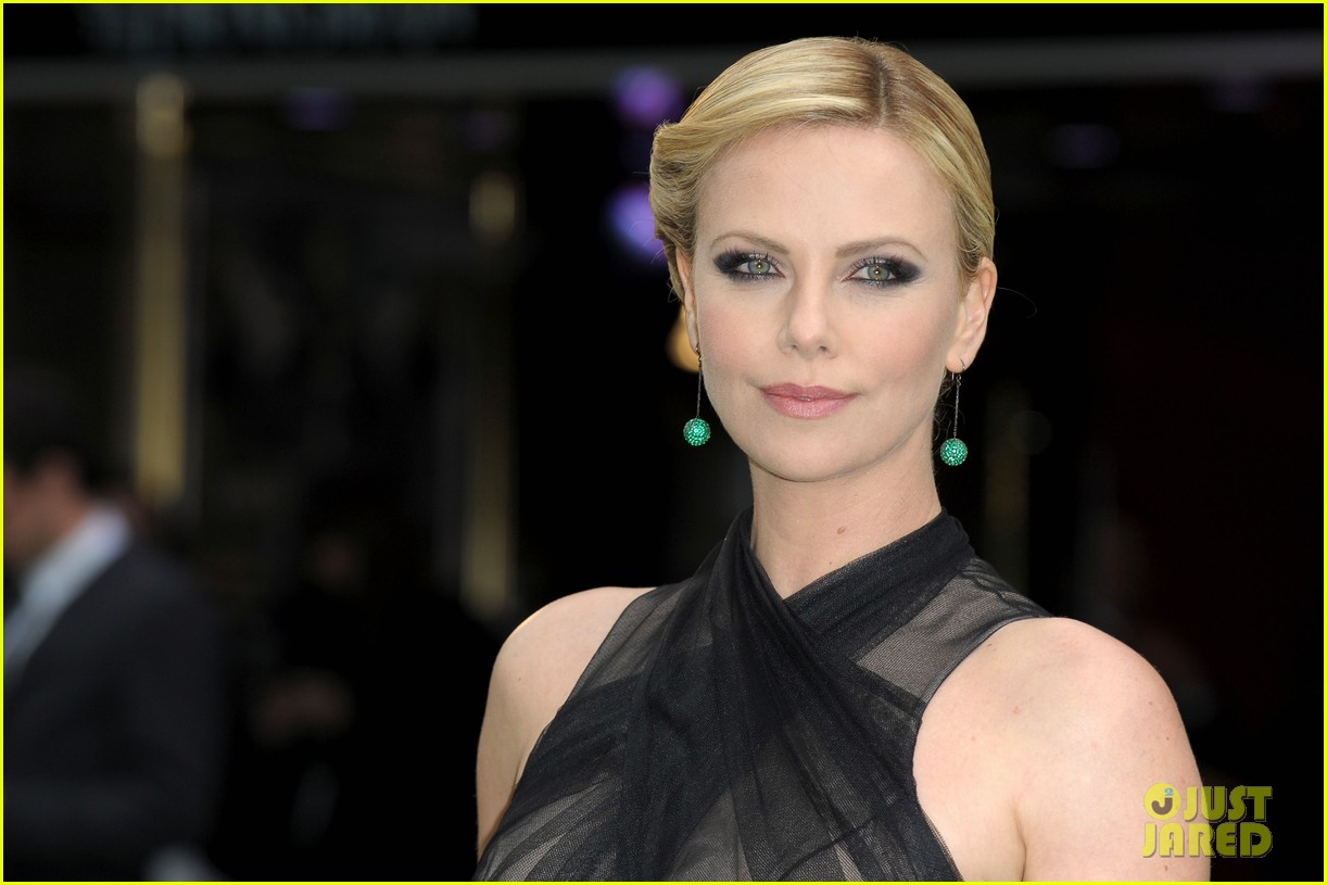 Charlize Theron Kristen Stewart Snow White World Premiere
