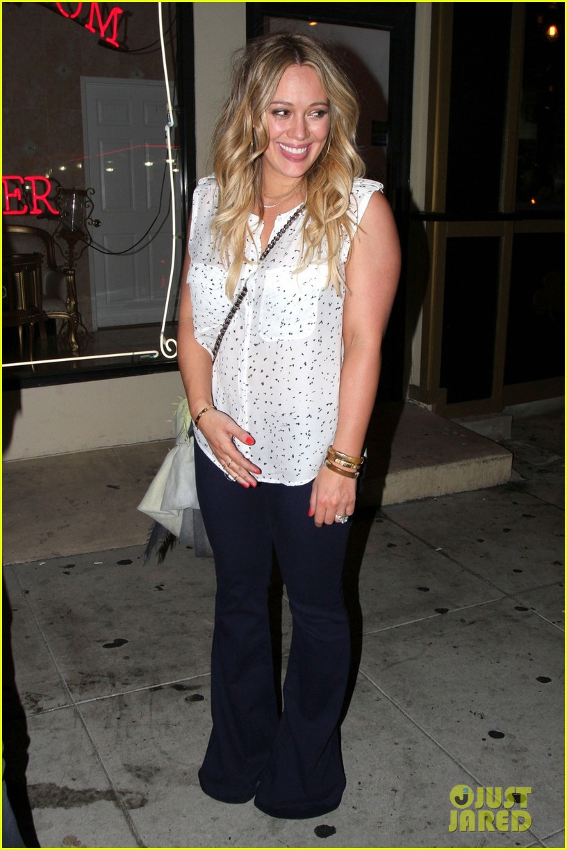 Hilary Duff: Rock And Reilly's with Mike Comrie!: Photo 2675742