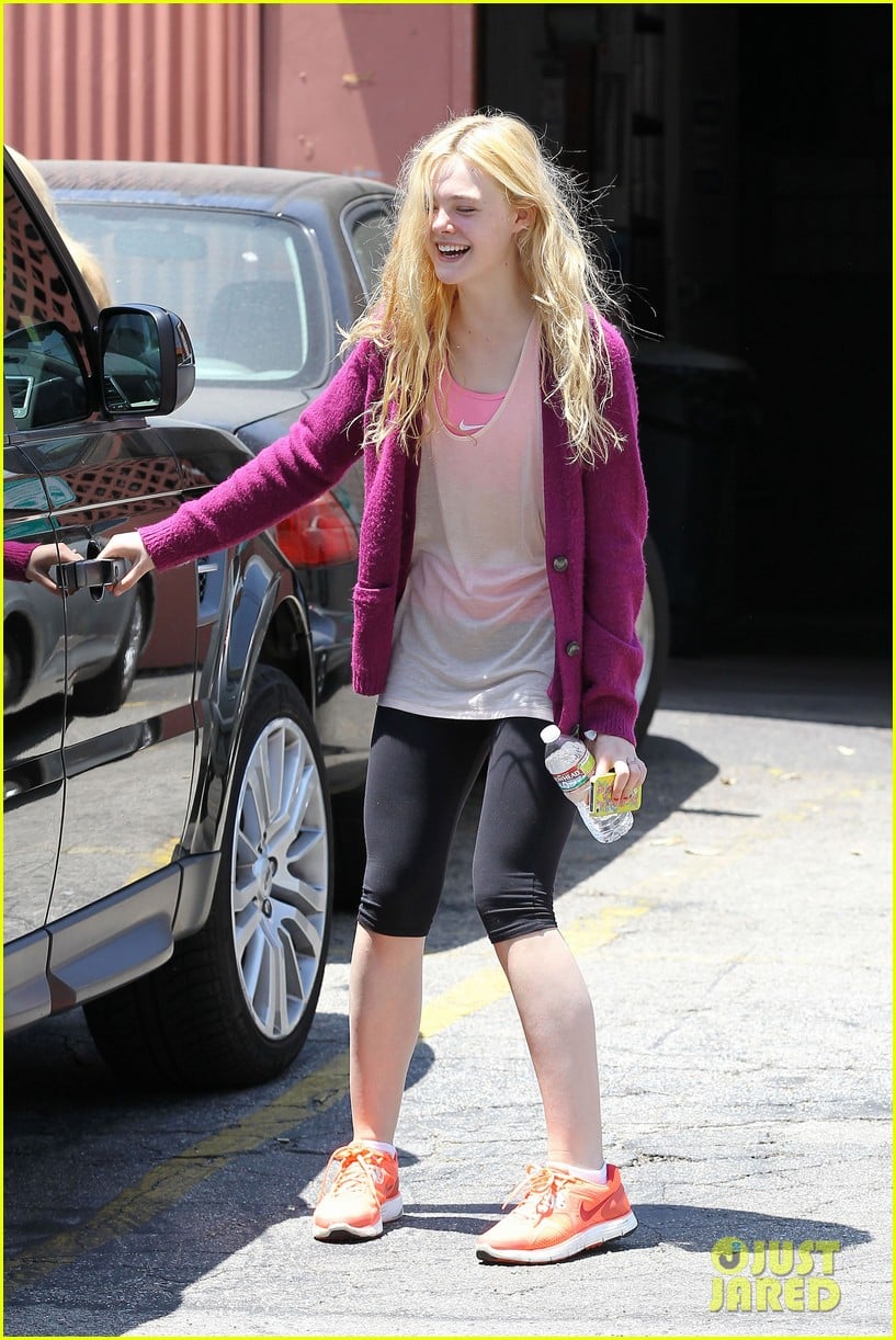elle dakota fanning casual weekend 01