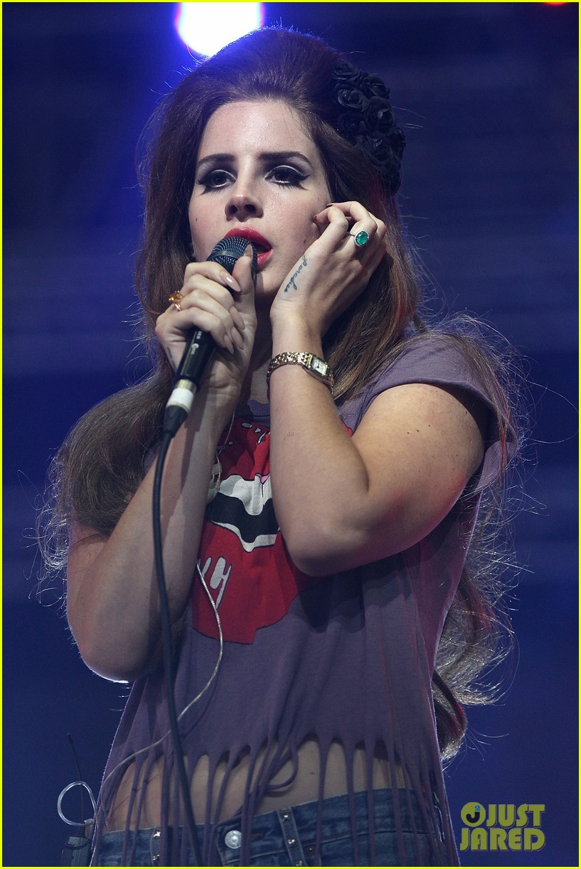lana-del-rey-isle-of-wight-festival-11.jpg