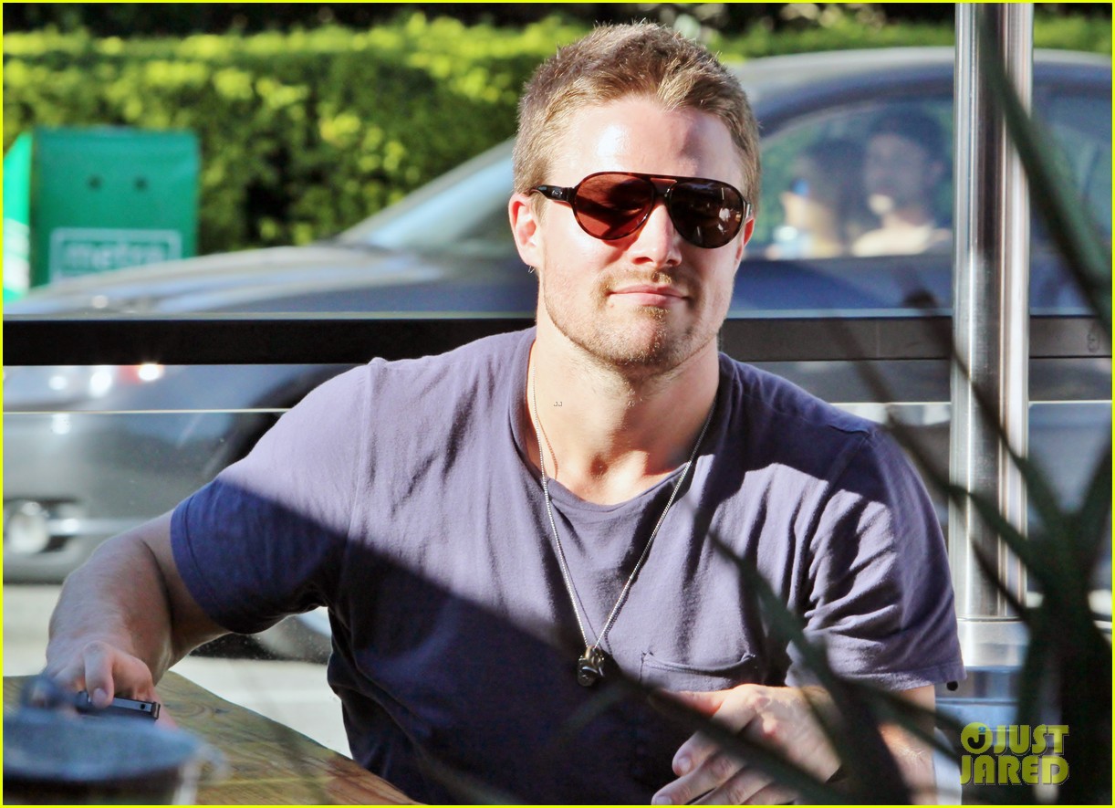 stephen-amell-monday-bonding-with-willa-holland-04