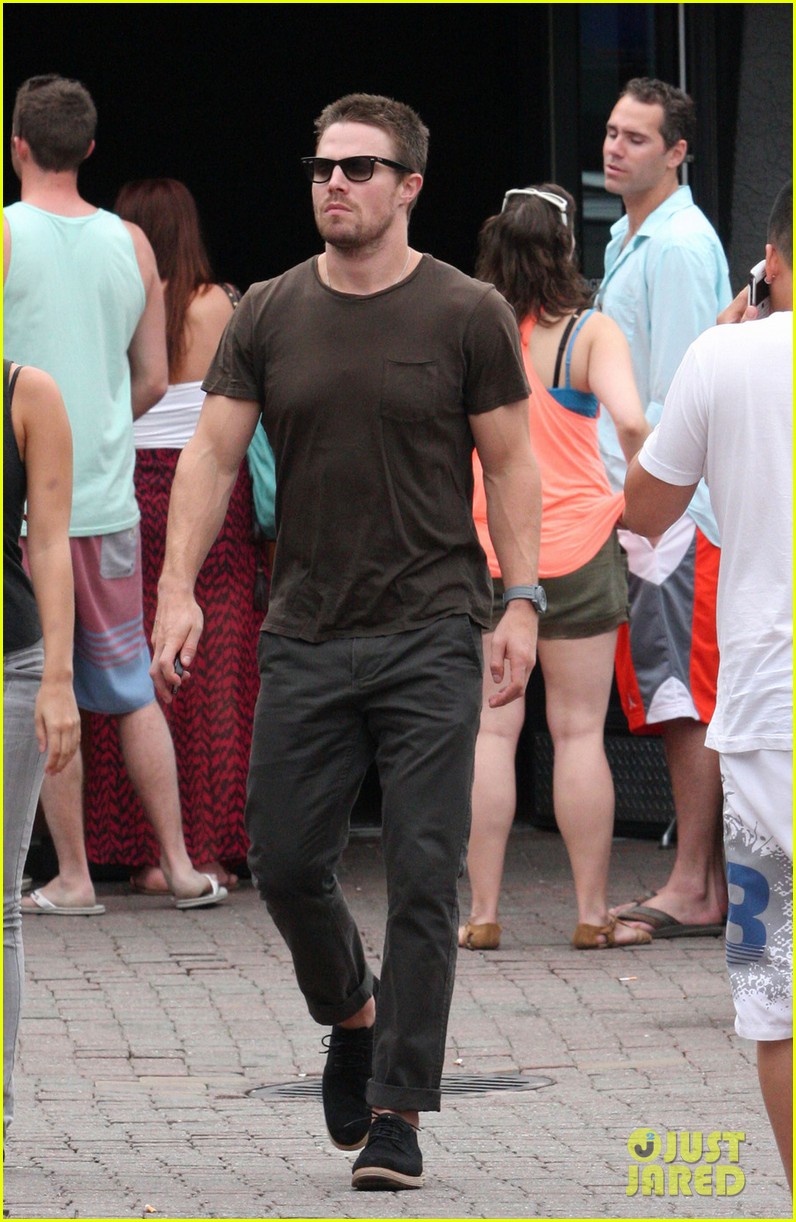 Stephen Amell Kitsilano Food Run! Photo 2704758 Stephen Amell