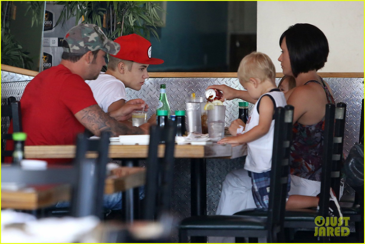 Justin Bieber: Sushi Dan Lunch with the Family!: Photo 2700641 | Justin