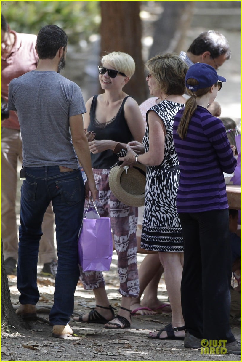 Michelle Williams: Birthday Party With The Family!: Photo 2708034